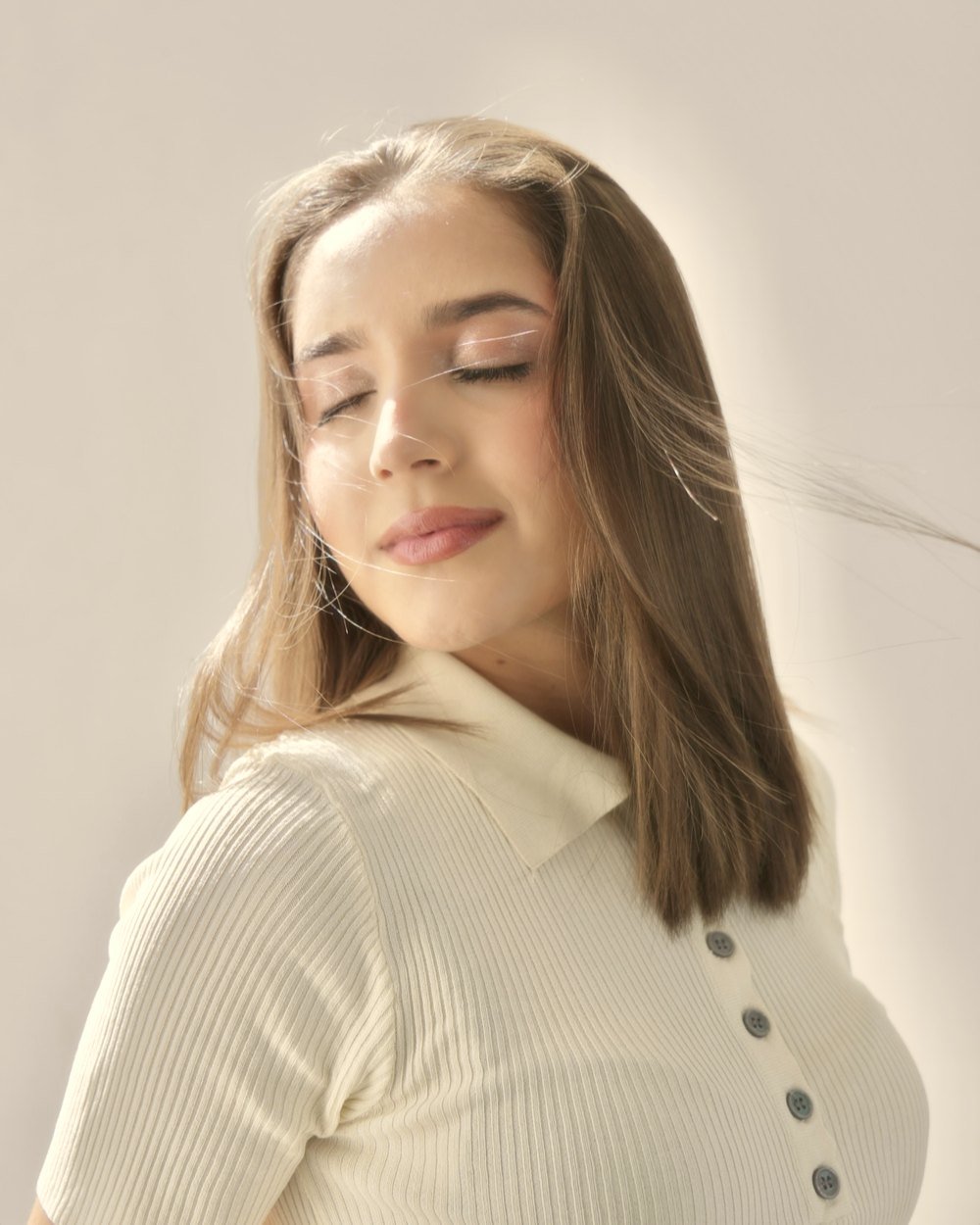 Jenifer Echeverria de olhos fechados, em retrato contemplativo com luz natural